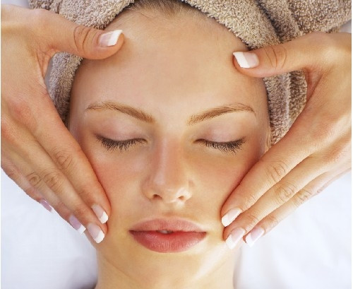 Massage da mặt cũng là việc làm không thể thiếu để đẩy lùi lão hóa. Ảnh: cangdamat.