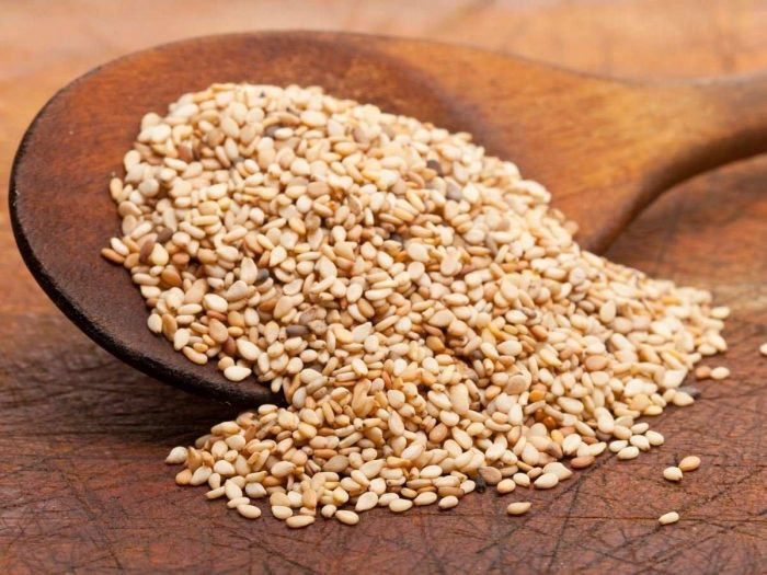 100 gram hạt vừng cũng chứa hàm lượng kẽm lên tới 7,8 milligram. Bên cạnh đó, hạt vừng chứa nhiều phytosterol - một hợp chất giúp giảm cholesterol. Ảnh: organicfacts.