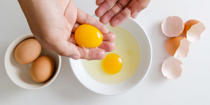 Lòng đỏ trứng gà nổi tiếng là thực phẩm chứa nhiều kẽm, cực bổ dưỡng, giàu vitamin A, D, E và K, axit béo omega-3. Và quan trọng hơn, lòng đỏ chứa các chất chống oxy hóa lutein và zeaxanthin - hợp chất giúp tăng cường sức khỏe thị lực. Ảnh: bbcgoodfood.