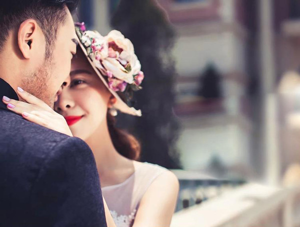 Đàn ông thích tán dương. Đàn ông thích được tán dương trong lòng đầy rẫy sự sợ hãi. Họ luôn né tránh cảm giác thua cuộc và hài lòng với những gì mình đạt được mà không có ý định phấn đấu. Ở bên cạnh người chồng đầy mặc cảm, tính toán và hẹp hòi thì chắc chắn phụ nữ khó có thể hạnh phúc trọn vẹn.