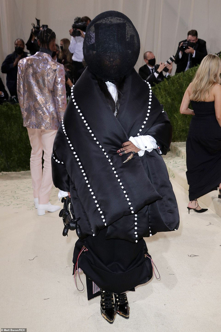Những chiếc khăn che mặt vui nhộn dường như trở thành xu hướng trên thảm đỏ tại Met Gala năm nay, với Erykah Badu cũng chọn cách che mặt bằng một phụ kiện hình quả trứng kỳ quái.
