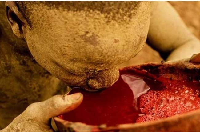 Món máu bò được những người đàn ông ở Surma, Ethiopia ưa chuộng.