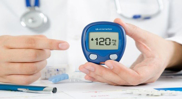 Bệnh nhân có vấn đề đường huyết cần đặc biệt tuân thủ việc đo đường huyết đúng giờ. Khi mức dao động đường huyết quá cao cần đi khám càng sớm càng tốt, tránh nguy cơ hạ đường huyết khó kiểm soát, dễ gây biến chứng nguy hiểm. Ảnh: IT