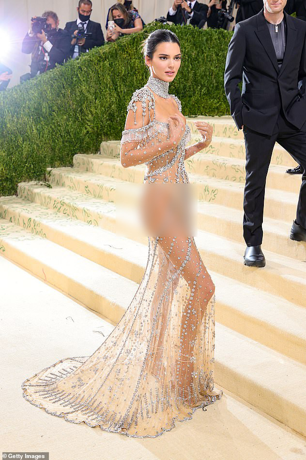 Bodysuit màu nude bên trong giúp người đẹp vừa đủ kín đáo mà vẫn vô cùng gợi cảm. Dù ở nhiều góc độ, cô nàng cũng để lộ gần hết vòng ba.