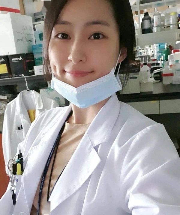 Vẻ đẹp của Lee thậm chí được ví như liều thuốc có tác dụng giảm đau, xoa dịu lo lắng tức thì cho bệnh nhân. Ngoại hình nổi bật khiến hình ảnh của Lee được đông đảo người quan tâm.