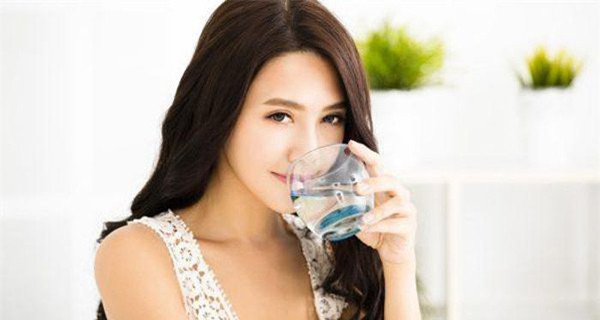 Uống một cốc nước ấm ngay sau khi thức dậy được bác sĩ khuyên làm. Thứ nhất, nó giúp làm giảm độ nhớt của máu, giữ não bộ luôn được tỉnh táo. Thứ hai, nó làm tăng cảm giác thèm ăn, làm ẩm niêm mạc ruột thúc đẩy quá trình bài tiết phân tránh táo bón.