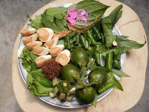 Đặc biệt, thành phần vôi trong miếng trầu còn được biết có khả năng gây ra kích thích và tăng sản niêm mạc miệng. Vôi và hạt cau gây ra phản ứng oxy đặc biệt, có thể gây ra tổn thương oxy hóa DNA của tế bào niêm mạc miệng.