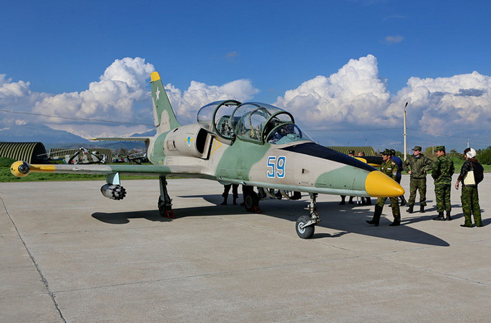 Trong ảnh là một chiếc L-39 của Không quân Tajikistan với hai pod rocket UB-16-57UMP 57mm.
