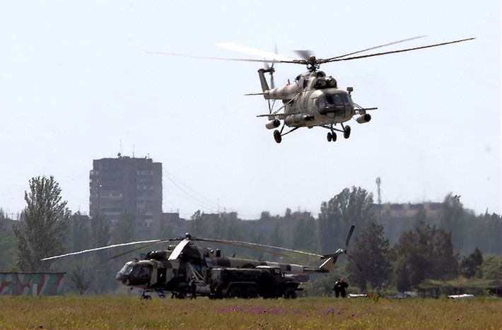 Trong ảnh là phi đội trực thăng vũ trang Mi-8MT của Ukraine đóng quân gần vùng đình chiến tạm thời với lực lượng dân quân miền đông.