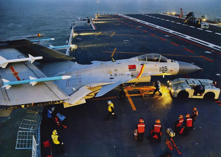 Trung Quốc hiện đang đóng chiếc tàu sân bay nội địa đầu tiên Type 001A, công tác chế tạo đang ở giai đoạn cuối, dự kiến trong năm 2016 sẽ được hạ thủy. Ảnh: Chuẩn bị trước khi huấn luyện