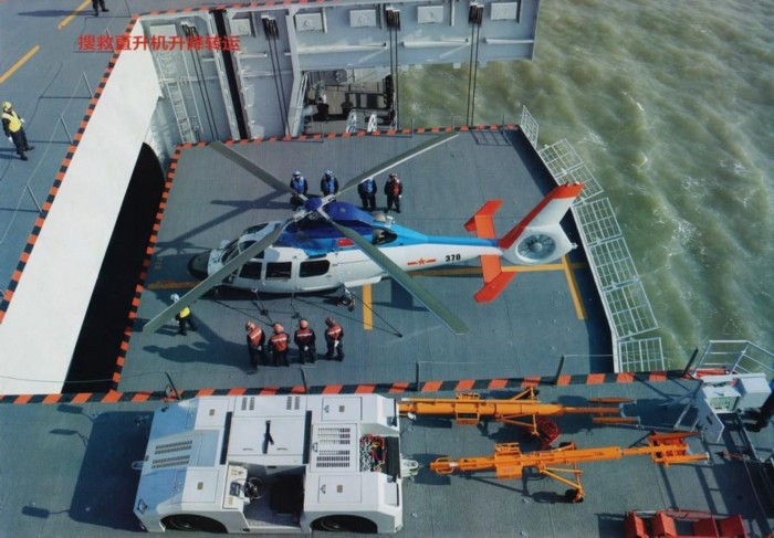 Máy bay trực thăng Z-9 hạ cánh trên boong tàu sân bay Liêu Ninh.