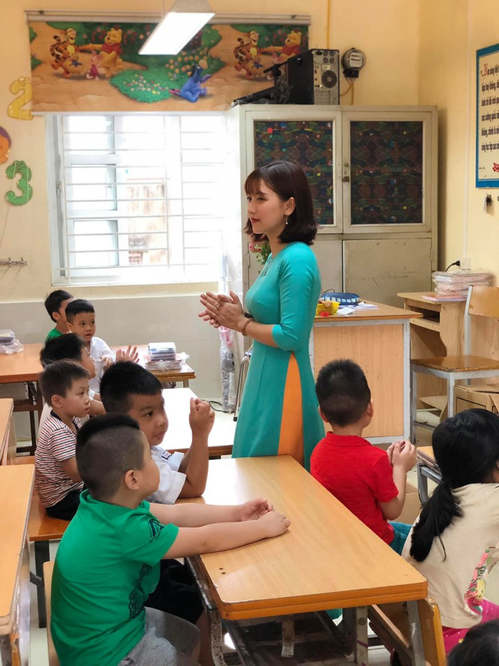 Chỉ sau 1 giờ, bài đăng về cô giáo xinh đẹp này đã thu hút lên tới 13 nghìn lượt like và vô số lượt chia sẻ, bình luận.