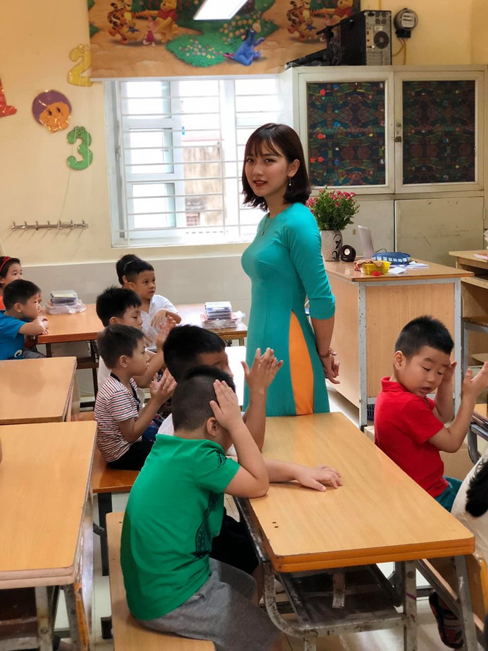 Thậm chí, các tài khoản cánh mày râu thi nhau đặt câu hỏi ”Cô dạy ở đâu thế?” hoặc… ”Phải cho thằng con mình chuyển qua trường của cô này quá”.