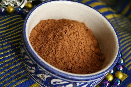 Nước hoa hồng với gỗ đàn hương. Bạn trộn 1 thìa bột gỗ đàn hương kết hợp với một lượng nước hoa hồng đủ để tạo thành một hỗn hợp đặc sệt là được. Bạn thoa đều lên vùng nách, để trong 15 – 20 phút rồi sau đó rửa lại bằng nước sạch. Áp dụng thường xuyên bạn sẽ thấy bất ngờ về hiệu quả đạt được.