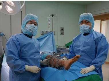 Về độ tuổi thích hợp để thực hiện phẫu thuật kéo dài chân, thì lứa tuổi từ 20-30 tuổi là tốt nhất, vì lúc đó chiều cao cơ thể đã hoàn thiện. Sau 35 tuổi, xương bắt đầu lão hóa nên không thuận lợi để phẫu thuật kéo dài.