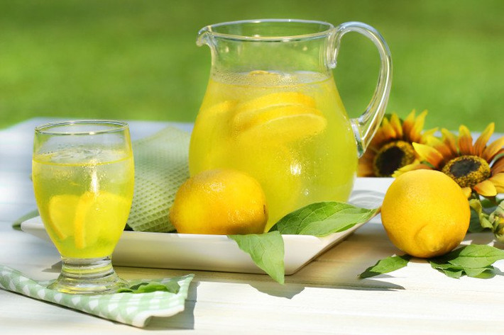 Nước mật ong: Để giải rượu bạn có thể pha 1-2 thìa mật ong với 1 ly nước lọc, chất kết dính trong mật ong sẽ bảo vệ niêm mạc dạ dày, làm chậm quá trình chất cồn ngấm vào bên trong máu. Nhờ đó có tác dụng giải bia rượu rất công hiệu.