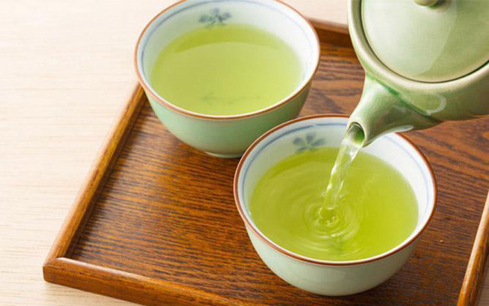 Nước chè xanh: Trong nước chè xanh có chứa nhiều axit tanic có tác dụng giải độc rất tốt. Khi say xỉn bố chỉ cần uống một cốc chè pha đặc sẽ giúp bạn giải rượu hiệu quả.