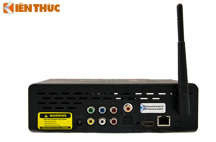 Mặt sau đầy đủ các kết nối cần thiết cho nhu cần giải trí như HDMI, LAN, Optical, Coxiaxial và cổng analog cho tín hiệu hình ảnh lẫn âm thanh.