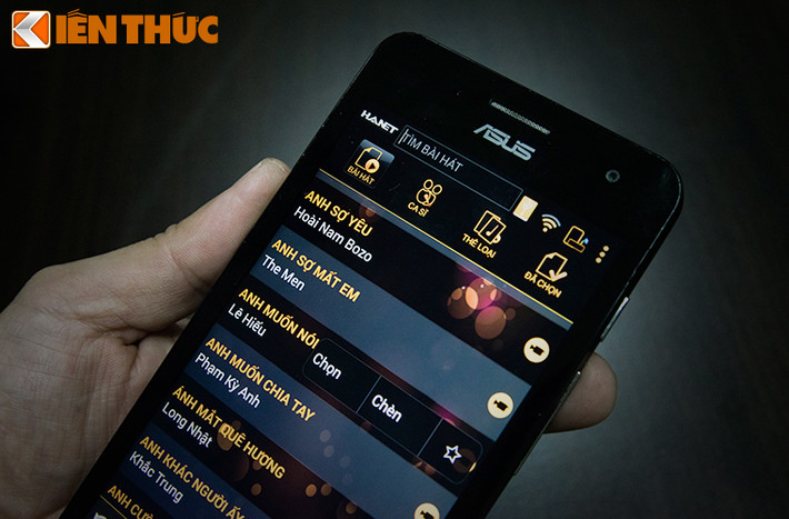 Kho nhạc được chia thành các chuyên mục như "Bài hát", "Ca sĩ", "Thể loại" và "Đã chọn".