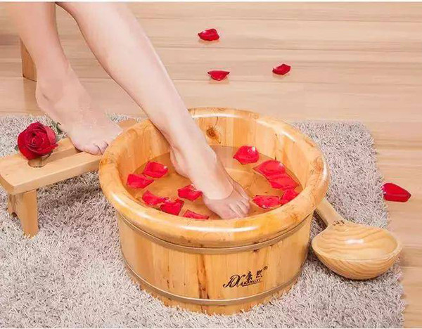 Ngâm chân nước ấm. Ngâm chân nước ấm rất có lợi, thậm chí được ví von tốt hơn cả thuốc ngủ. Trước khi lên giường, bạn nên ngâm chân nước ấm chừng 12 phút để thư giãn mạch máu ở chân, thúc đẩy tuần hoàn máu, thả lỏng toàn bộ cơ thể.
