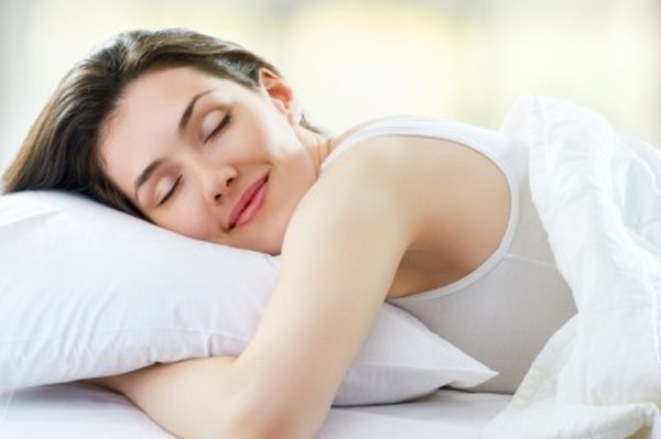 Theo Trung y, khoảng thời gian từ 21 đến 23 giờ được gọi là khung giờ Hải Thạch. Đây là khoảng thời gian đất trời yên tĩnh, thích hợp để dưỡng âm, trữ dương. Trong khung giờ “lành mạnh” nhất này, kinh tuyến Sanjiao (ruột non, ruột già, và ba đầu đốt) thịnh vượng nhất. Ở đó, kinh tuyến Sanjiao là kinh tuyến lớn trong số 6 kinh tuyến trong cơ thể. Cả 3 bộ phận trong kinh tuyến đảm nhiệm vai trò duy trì sức khỏe tổng thể. (Ảnh minh họa)