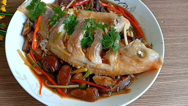 Trong các cách chế biến, hấp được đánh giá là cách ăn cá bổ nhất. Nguyên nhân bởi cá hấp vừa thơm ngon, vừa có thể giữ lại tối đa các chất dinh dưỡng trong cá và tránh ăn quá nhiều chất béo.