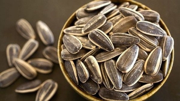 Thực phẩm chứa aflatoxin. Aflatoxin là chất có độc tính cao, do các loại nấm mốc như Aspergillus flavus và Aspergillus parasiticus sinh ra. Độc tính của aflatoxin cực mạnh, cao hơn 68 lần asen, chỉ 1mg aflatoxin cũng có thể gây ung thư. Aflatoxin thường có mặt trong các loại ngũ cốc và các loại hạt bị mốc.