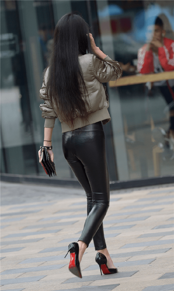 So với legging thông thường, chất liệu quần da bóng có phần cá tính, nổi bật hơn hẳn nên thường xuyên được chị em chưng diện.