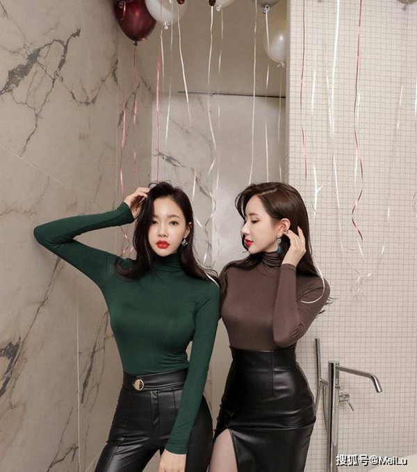 Để khắc phục, chị em nên kết hợp quần da bóng với những áo dáng dài, trùm quá vòng ba. Hoặc bạn có thể sử dụng áo để buộc ngang hông giúp bộ đồ kín đáo hơn.