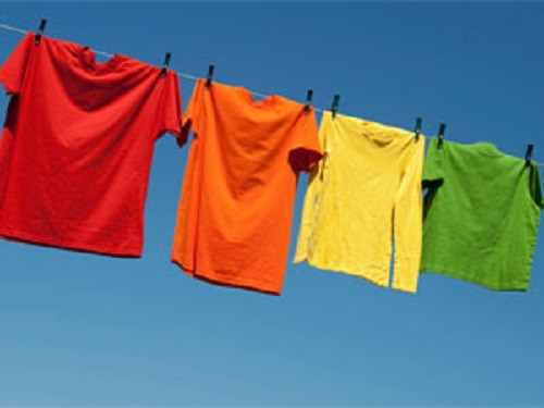 Sử dụng máy sấy quần áo còn tốn nhiều điện năng, chiếm nhiều diện tích. Hơn nữa, không phải chất liệu nào cũng thích hợp dùng loại máy này bởi nhiệt độ cao có thể gây nhăn, co size trang phục. Để tránh rắc rối, chị em nên tham khảo mẹo phơi quần áo nhanh khô dưới đây. Áp dụng hàng ngày, trang phục sẽ không còn ẩm ướt, ám mùi.