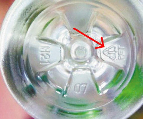 Một lý do khác khiến đáy chai thiết kế bông hoa năm cánh là chất liệu của chúng. Hầu hết chúng đều sử dụng chất liệu PET. Chất này có độ cứng thấp. Nếu không có hình hoa năm cánh dưới đáy phân tán đều áp suất bên trong, chai nước rất có khả năng nổ vỡ gây lãng phí, nguy hiểm.