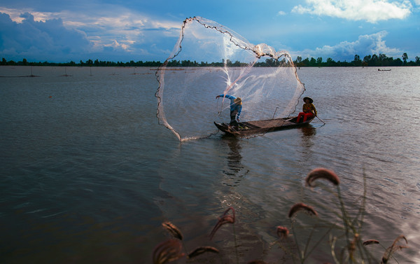 Ở lĩnh vực nhiếp ảnh, nhiều tay máy cho ra đời tác phẩm đẹp hoàn hảo. Người nhìn như được đắm mình trong khung cảnh làng quê yên bình, người nông dân chăm chỉ lao động.