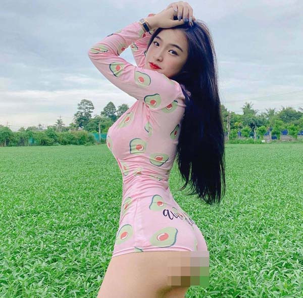Ở Việt Nam, không ít mỹ nhân cũng “đu trend” mặc hở lội ruộng. Mặc bộ đồ ôm sát tôn vòng ba, Phan Thị Bảo Trân thả dáng giữa ruộng rau muống xanh ngắt.