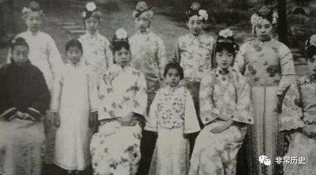 Cũng có ghi chép rằng, đối với những tiểu thư dòng dõi quý tộc tuy không được chính thức phong hiệu nhưng vẫn được xưng là "cách cách". Trong "Thanh Bái Loại Sao" có ghi:" Con gái của Thân vương xưng là quận chúa, con gái của quận vương, bối tử, bối lặc, phụ quốc công được gọi là Huyện Chúa. Ngoài danh xưng là Công chúa ra, tuy có tư cách là Quận chúa, Huyện chúa nhưng chưa được phong hiệu chính chức thì vẫn được gọi chung là cách cách. (Ảnh minh họa các cách cách triều Mãn Thanh).