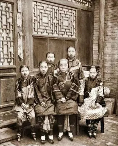 Mẹ và con gái trong một gia đình Trung Quốc thời kỳ cuối Mãn Thanh với bàn chân “gót sen ba tấc” theo tục bó chân từ cổ xưa. Ảnh: sina.com.