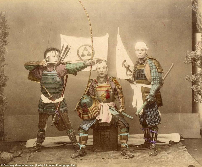 Nhiếp ảnh gia người Ý Felice Beato ( 1834 -1909) là nhiếp ảnh gia đầu tiên đã chụp những bức ảnh về cuộc sống và con người ở các nước Đông Á. 150 năm trước, ông đã đặt chân đến Nhật Bản và chụp những bức ảnh tuyệt đẹp về đất nước và con người nơi đây. Trong ảnh là những võ sỹ Samurai oai vệ được nhiếp ảnh gia này chụp lại. Ảnh: 163.com.