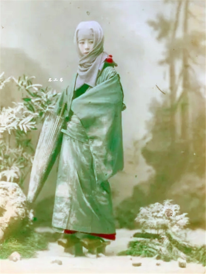 Một cô gái Nhật Bản trong trang phục kimono truyền thống vào mùa đông. Ảnh: sohu.com.