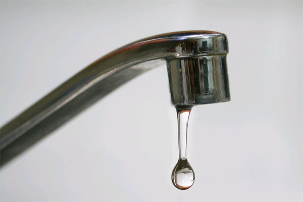 Vòi nước rỉ nước: Vòi nước trong gia đình nếu có hiện tượng rò rỉ nước cần nhanh chóng sửa chữa. Nếu không kịp thời xử lý không chỉ gây lãng phí tài nguyên nước mà lỗi sai phong thủy này còn làm tổn hại đến phúc báo của chủ nhà. Ảnh: beuer.vn.