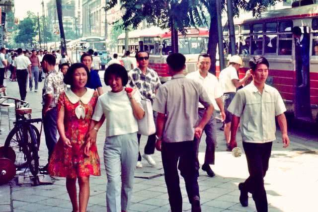 Đường phố đông đúc với những chiếc xe bus đông nghịt người tại Hàn Quốc. Ảnh: sina.com.cn.
