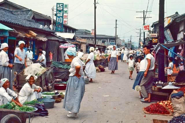 Một khu chợ truyền thống với những sạp hàng rong tại Hàn Quốc năm 1960. Ảnh: sina.com.cn.