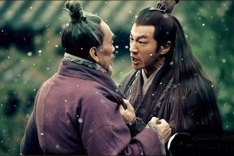 Vì thế, Vương Doãn muốn Lã Bố làm nội ứng còn Lã Bố thì lại ngại vì mang danh cha con kết nghĩa với Đồng Trác. Vương Doãn liền nói: “Ngài họ Lã, ông ta họ Đổng, không có quan hệ cốt nhục, nếu hôm nay, ngài đến cả tính mạng còn không bảo toàn kịp thời, còn màng gì đến cái danh cha con?”. Nghe vậy, Lã Bố liền đồng ý với Vương Doãn. Tạo hình Vương Doãn và Lã Bố trên phim, nguồn: baidu.com.