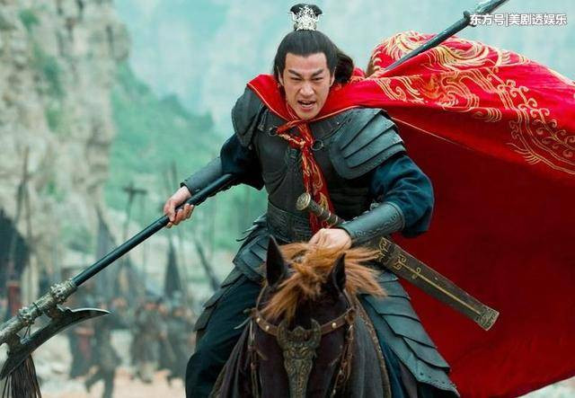 Lã Bố là người Ngũ Nguyên Quận Cửu Nguyên, vốn là bộ tướng của Đinh Nguyên, rất được Đinh Nguyên coi trọng và tin tưởng. Sau khi Đổng Trác tiến vào kinh thành, đã mua chuộc Lã Bố giết chết Đinh Nguyên, do đó, Đổng Trác đã phong cho Lã Bố làm Kỵ đô úy, thậm chí còn vô cùng tin tưởng, và nhận Lã Bố làm con nuôi. Không lâu sau, Lã Bố được phong thành Trung lang tướng, Phong đô đình hầu. Vì Đổng Trác đắc tội với nhiều người , nên sợ bị người khác ám hại do đó luôn giữ Lã Bố bên cạnh mình để hộ thân. Hình tượng Lã Bố được xây dựng trên phim ảnh, nguồn: baidu.com.