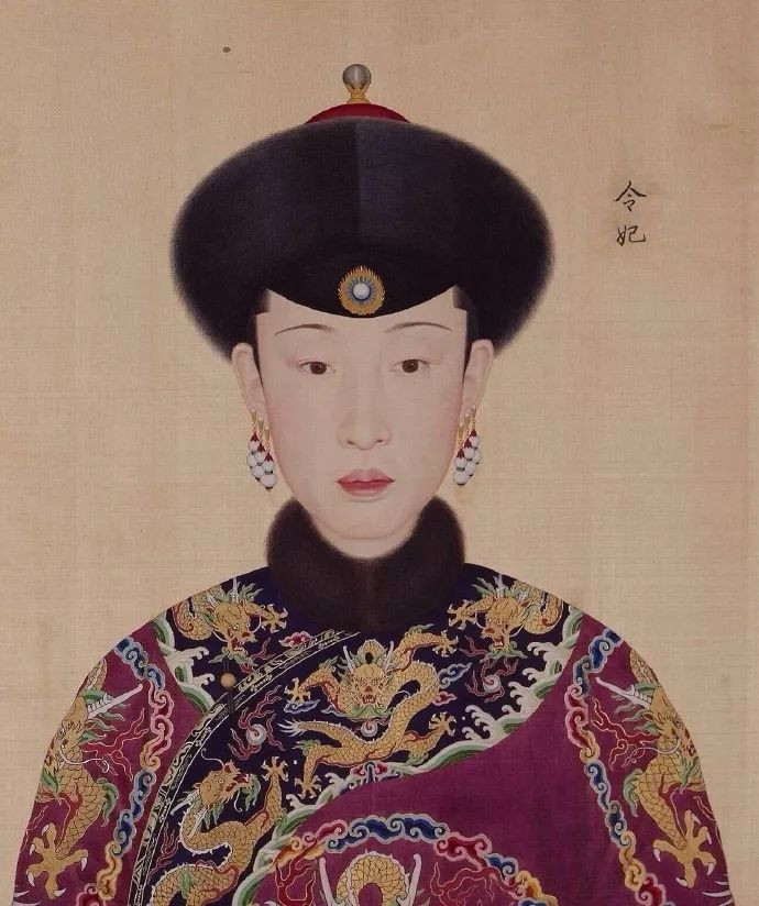 Triều đình Mãn Thanh để duy trì huyết thống thuần khiết của Mãn Châu, thường sẽ khôn tiến hàn việc thông hôn với người Hán. Thanh triều có 27 vị Hoàng hậu, nhưng có một người duy nhất mang huyết thống Hán tộc. đó chính là Hiếu Nghi Thuần Hoàn Hậu, tức Lệnh Phi. Ảnh: image.baidu.com.
