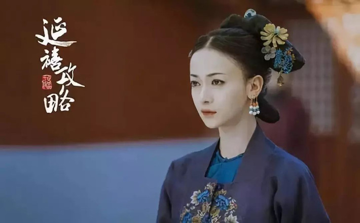 Năm Càn Long thứ ba mươi tám, Càn Long cuối cùng cũng quyết định xong việc lập trữ quân. Ông đã ngầm chọn Hoàng thập ngũ tử Vĩnh Diễm do Lệnh Hoàng quý phi sinh ra làm thái tử. Vĩnh Diễm chính là Gia Khánh Đế sau này. Đồng thời, Càn Long lần thứ hai cho Lệnh Phi nhập kỳ, gia tộc Ngụy Thi cũng từ Nội vụ phủ chính hoàng kỹ bao y tá lĩnh chuyển thành Nội vụ phủ tương hoàn ký bao y tá lĩnh. Ảnh: Tạo hình Lệnh phi trên phim, nguồn: baidu.com.
