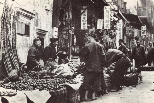 Chợ bán rau, hoa quả ở Hồng Kông năm 1879. Ảnh: sina.com.cn.
