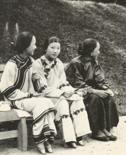 Ba cô gái đang ngồi trên ghế đá công viên vào năm 1890. Ảnh: sina.com.cn.