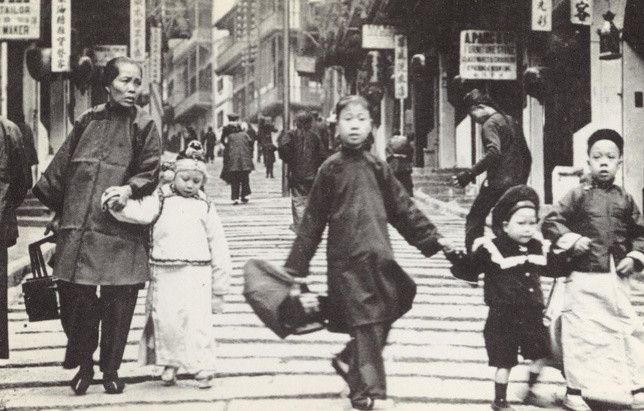 Đường phố Hồng Kông vào dịp năm mới. Ảnh chụp vào năm 1900. Ảnh: sina.com.cn.