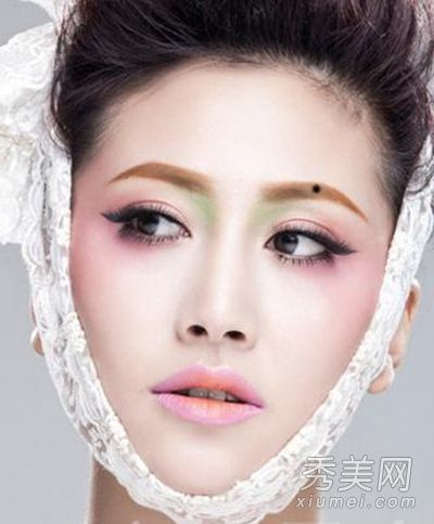 Có một loại nốt ruồi là nốt ruồi đỏ đào hoa. Nếu nốt ruồi này mọc ở ấn đường thì có nghĩa vận đào hoa rất vượng phát. Đặc biệt nếu phụ nữ mà có nốt ruồi đỏ đào hoa ở ấn đường ắt sẽ có một cuộc sống hạnh phúc, đủ đầy. Ảnh: ixiumei.com.