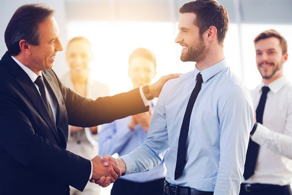 Tuổi Sửu: Tháng 7, do được quý nhân phù trợ nên người tuổi Sửu có bước tiến đột phá trong sự nghiệp. Công việc tiến triển thuận lợi, khiến cho hiệu quả công việc cả năm tăng lên không ngừng. Ảnh: cafeland.vn.