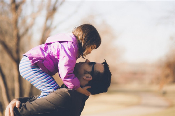 Tuổi Sửu: Người tuổi Sửu bẩm sinh có khả năng “chiêu tài”. Họ rất yêu gia đình. Trong gia đình, họ chính là người cha, người chồng tốt chính vì thế luôn được gia đình ủng hộ, hỗ trợ. Ảnh: tansinh.net.